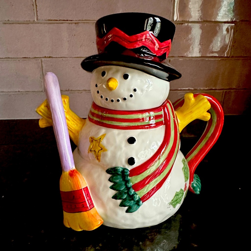 Sue Lipkin Snowman Teapot